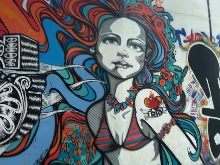 在她的手臂上有里约热内卢纹身的女人的壁画。