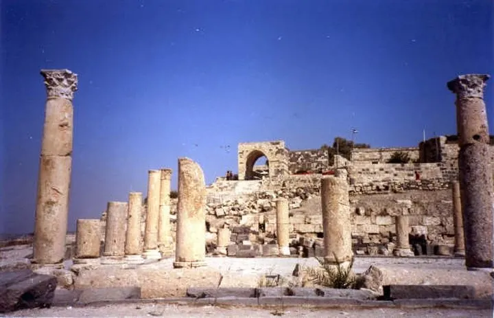罗马废墟后面的蓝天——约旦杰拉什