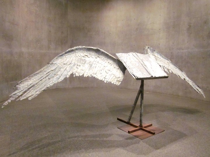 沃斯堡现代艺术博物馆由Anselm Kiefer创作的名为《带翅膀的书》的雕塑