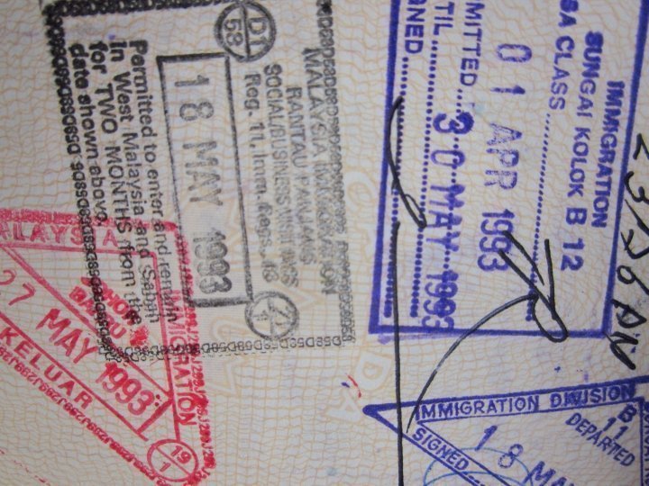 护照页上各种颜色的护照印章