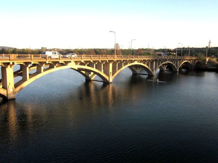 德克萨斯州奥斯汀市中心伯德小姐湖上的拉马尔桥