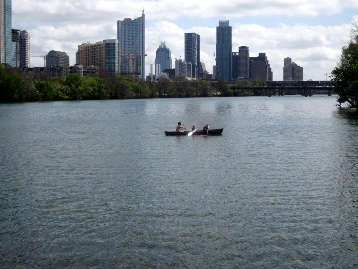 在德克萨斯州奥斯汀市中心的天际线上划独木舟