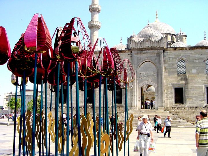 新清真寺和郁金香雕塑-土耳其伊斯坦布尔