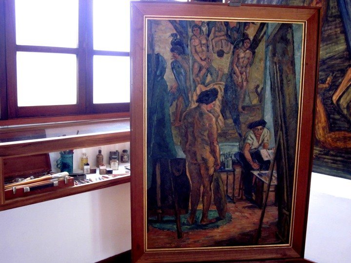 佩德罗·内尔·戈麦斯-艺术家的工作室，在画架上绘画的细节图像，绘画用品在展示箱中-哥伦比亚麦德林