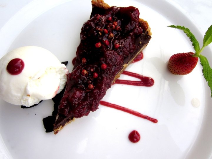巧克力蛋糕配草莓、黑莓和冰淇淋。