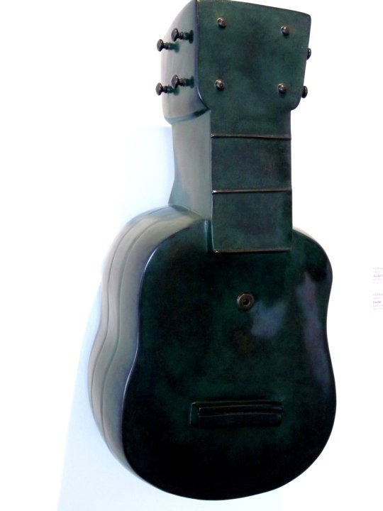 黑色陶瓷吉他雕塑。