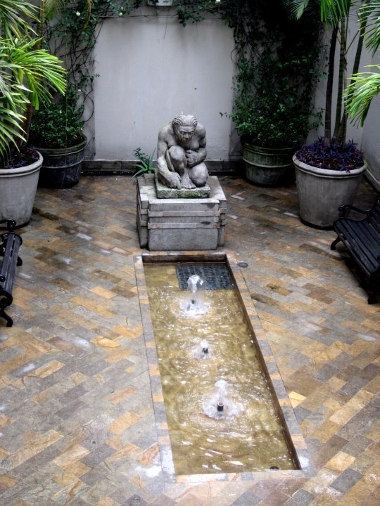 麦德林安蒂奥基亚博物馆的喷泉和雕塑