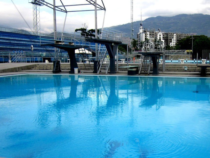 Estadio Atanasio Girardot Estadio的室外跳水池，Medellín，安蒂奥基亚，哥伦比亚。