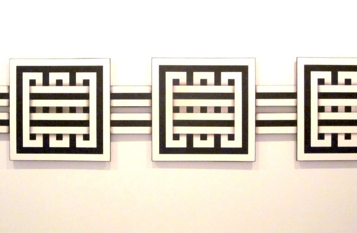 由艺术家奥马尔·拉约绘制的黑白交叉线条。