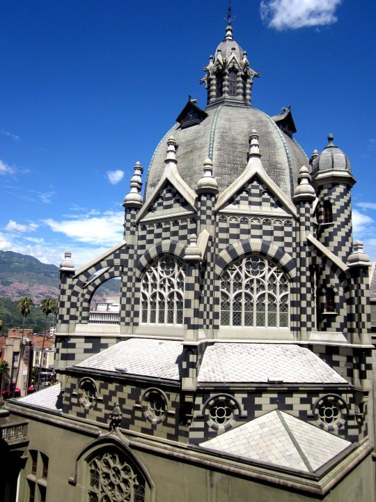 麦德林拉斐尔·乌里韦·乌里韦文化宫的黑白石材外观。