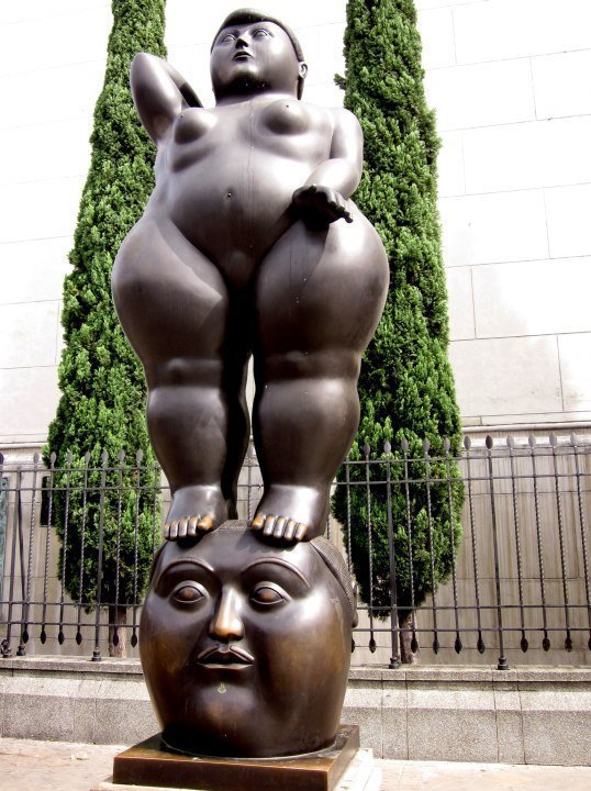 哥伦比亚艺术家Fernando Botero的青铜雕塑Pensamiento(思想)