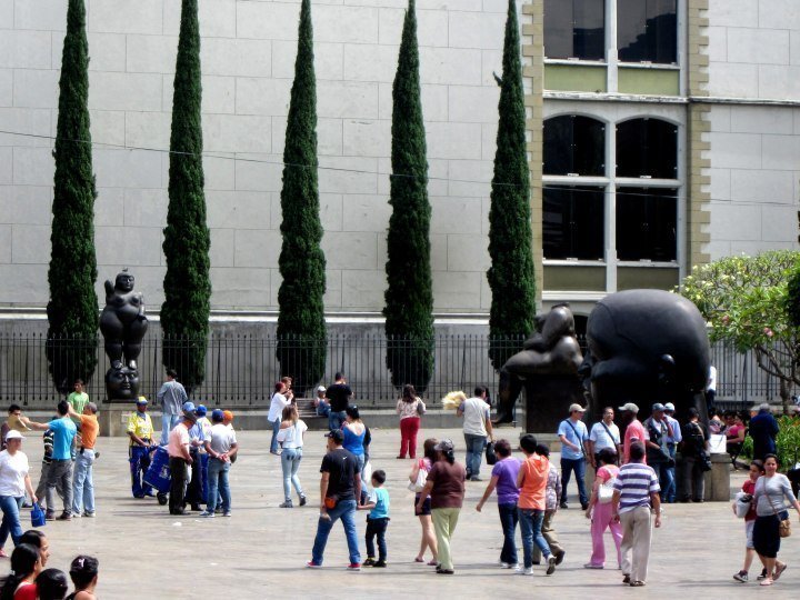 游客在哥伦比亚麦德林的拉坎德拉里亚附近享受广场博特罗