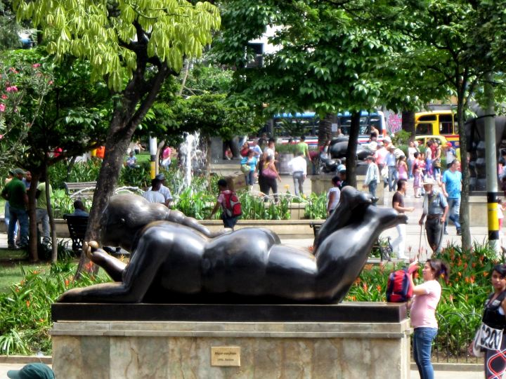 广场波特罗-女人与镜子-费尔南多波特罗雕塑
