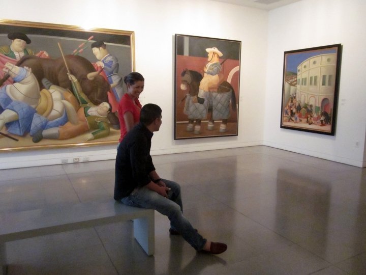 来自波哥大的哥伦比亚游客在安蒂奥基亚博物馆欣赏波特罗的画作