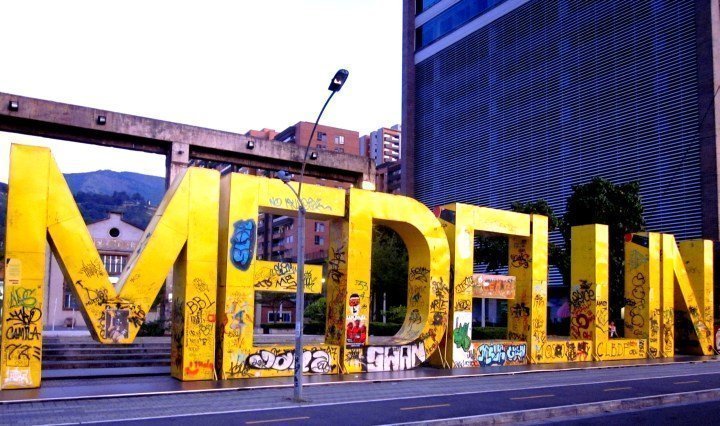 在麦德林现代艺术博物馆前，巨大的字母拼出了“我爱你麦德林”。