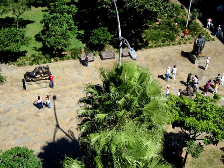 从哥伦比亚麦德林中部的拉斐尔·乌里韦·乌里韦文化宫俯瞰波特罗广场
