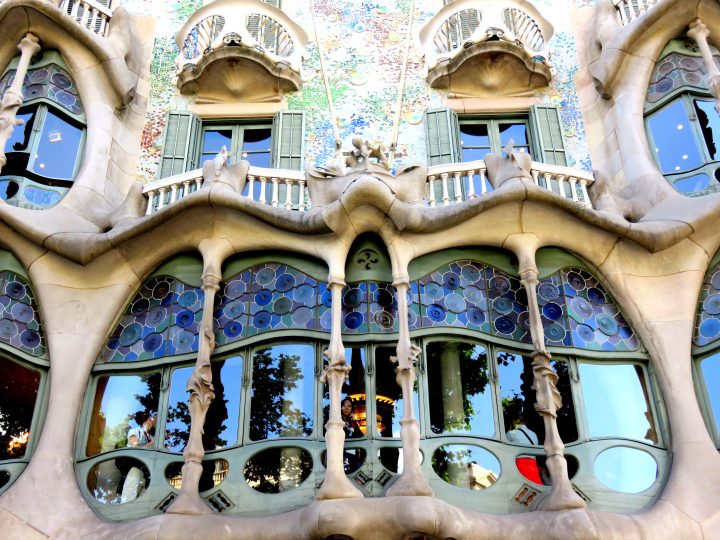 加泰罗尼亚建筑师安东尼·高迪——位于巴塞罗那市中心的巴特罗之家——以“骨头之家”闻名