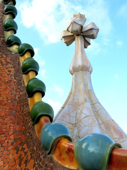 安东尼·高迪在巴塞罗那格拉西亚区的中心设计的巴特洛之家屋顶龙
