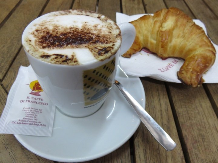 在西班牙加泰罗尼亚的巴塞罗那，浓咖啡加少许热牛奶，搭配羊角面包是完美的早餐