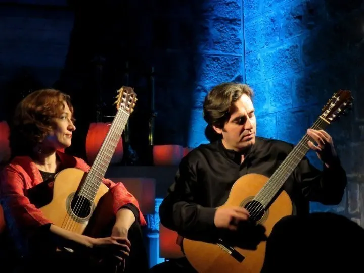 圣安娜教堂的吉他艺术音乐会-巴塞罗那吉他二人组- Ksenia Axelroud和Joan Benejam