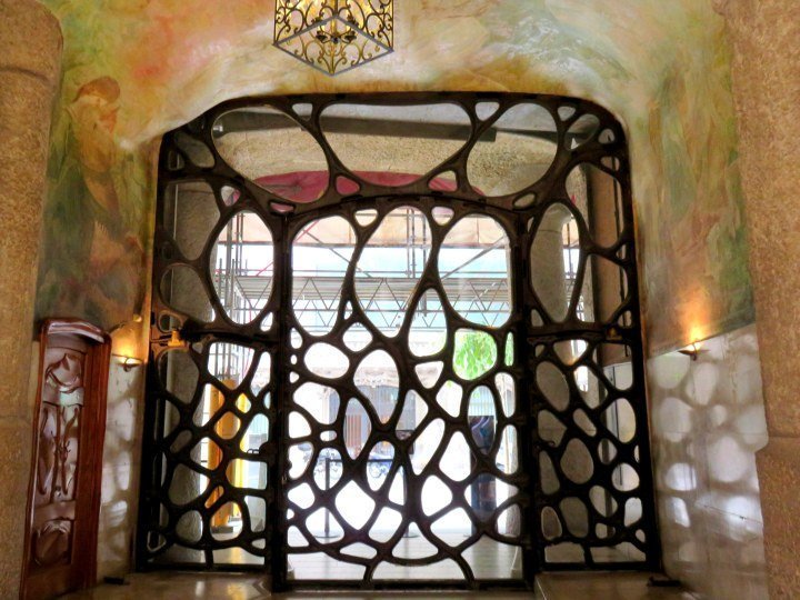 由加泰罗尼亚建筑师安东尼·高迪设计的La pedro (Casa Mila)的前门-位于Passeig de Gràcia的现代主义建筑。