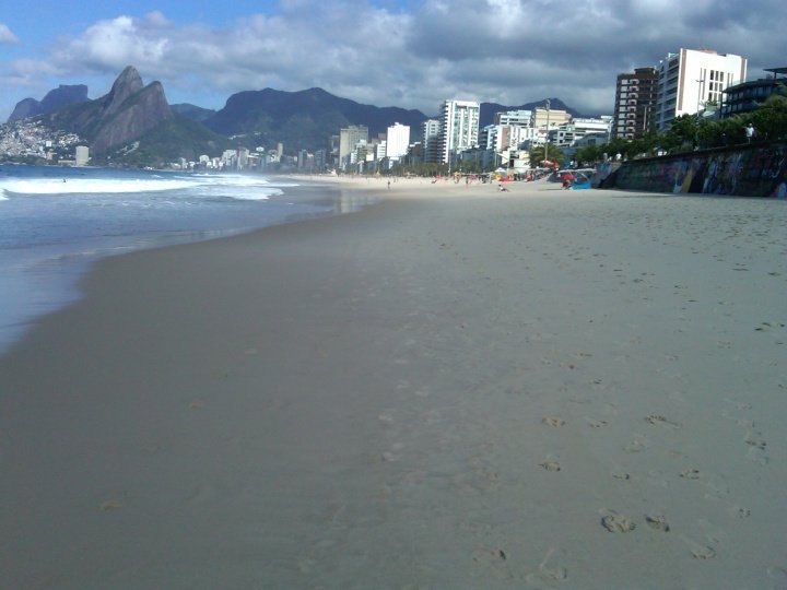 里约热内卢的伊帕内玛海滩-步行到长达一公里的科帕卡巴纳海滩