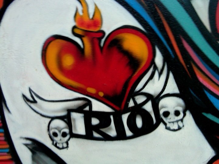壁画的特写显示心脏和里约热内卢作为纹身。