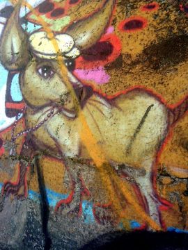 戴着帽子的吉娃娃狗的街头艺术形象。