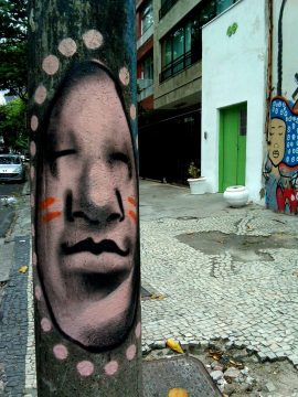 一张脸的街头艺术图像。
