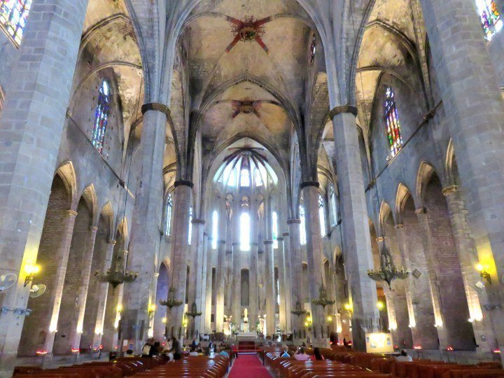 西班牙加泰罗尼亚的巴塞罗那，拉里贝拉区圣玛丽亚·德尔·马大教堂