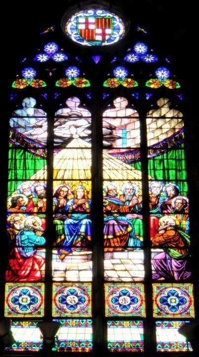圣玛丽亚大教堂的彩色彩色玻璃窗