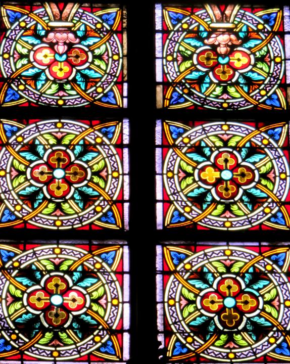 在时尚的El Born巴塞罗那附近的La Ribera区圣玛丽亚德尔玛大教堂的彩色玻璃细节