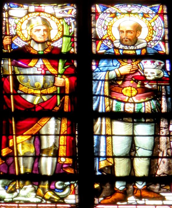 在时尚的El Born巴塞罗那附近的La Ribera区圣玛丽亚德尔玛大教堂的彩色玻璃细节