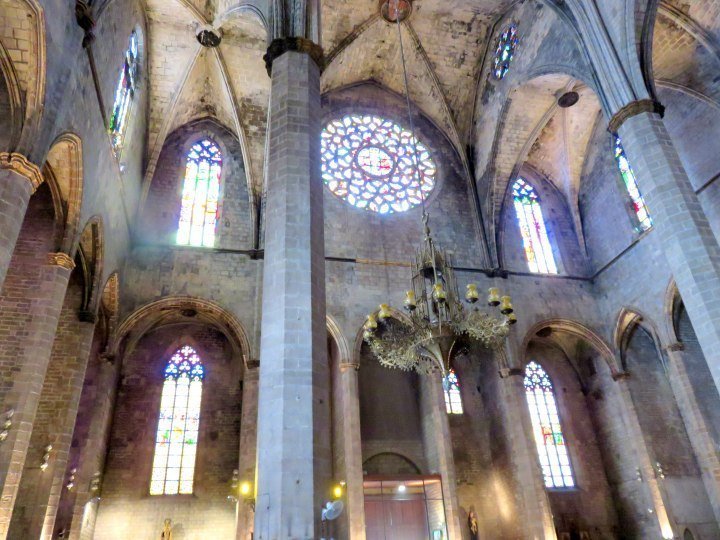 圣玛丽亚大教堂内部-巴塞罗那的经典加泰罗尼亚哥特式建筑