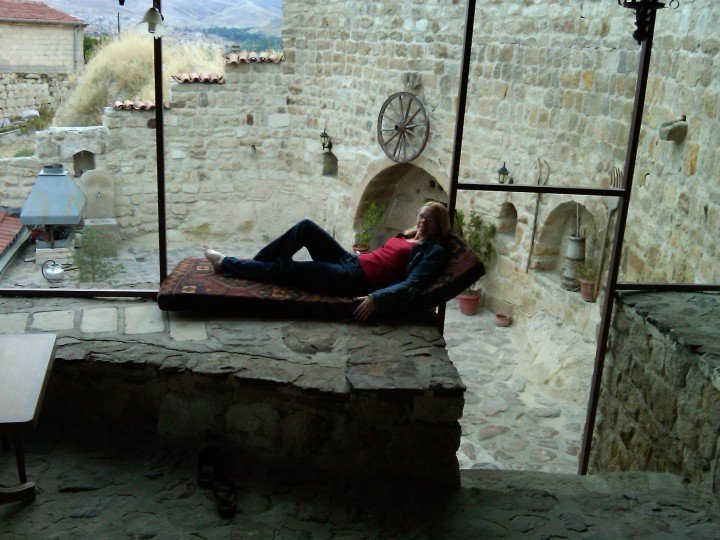 在Dedeli Konak洞穴酒店的露台上放松-土耳其厄格普-安纳托利亚中部地区