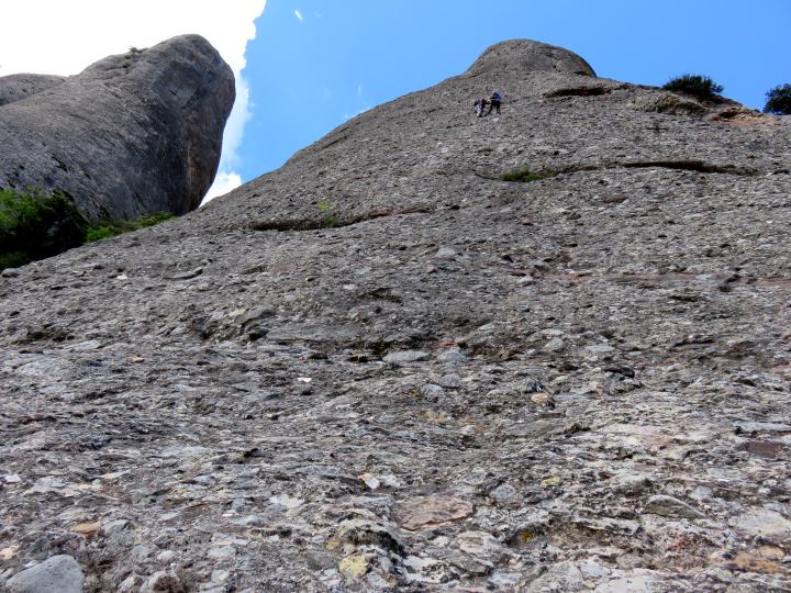 登山者在蒙特塞拉特圣杰罗尼步道。
