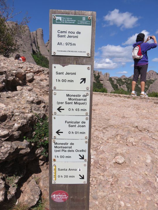 徒步旅行路径信息张贴蒙特塞拉特西班牙。