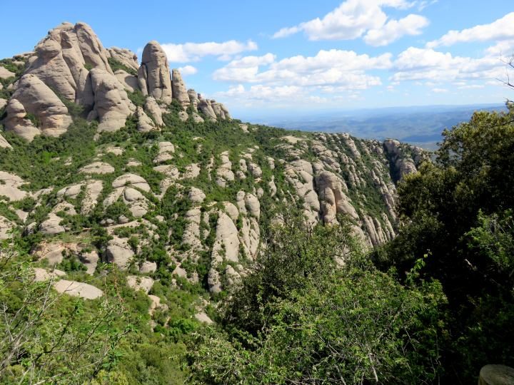 蒙特塞拉特的圣杰罗尼小径的岩石景观。