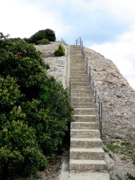 通往圣杰罗尼小道山顶的楼梯。