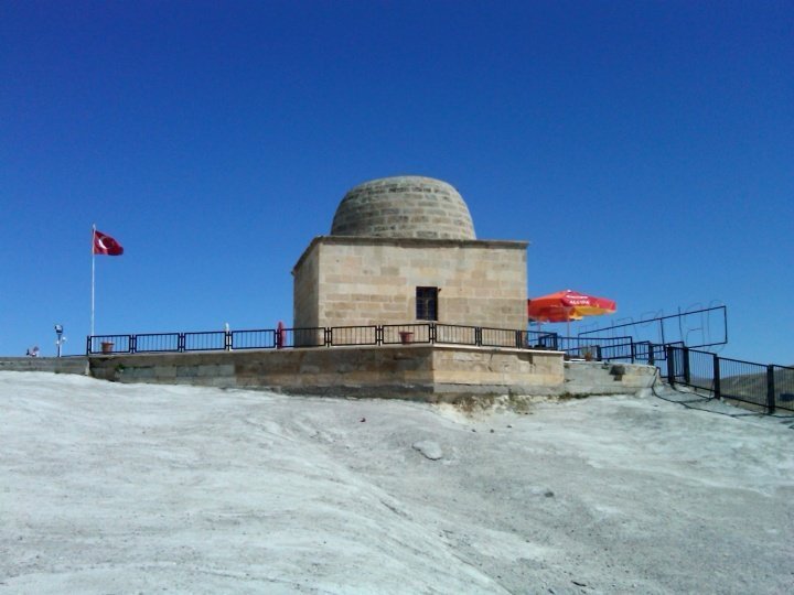 阿斯兰·加齐之墓位于山顶，俯瞰厄古尔普