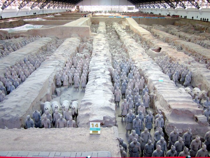 西安秦博物馆1号坑里的几十个兵马俑。