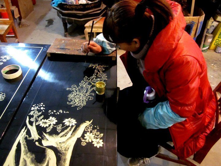 中国西安的漆匠正在设计漆器。