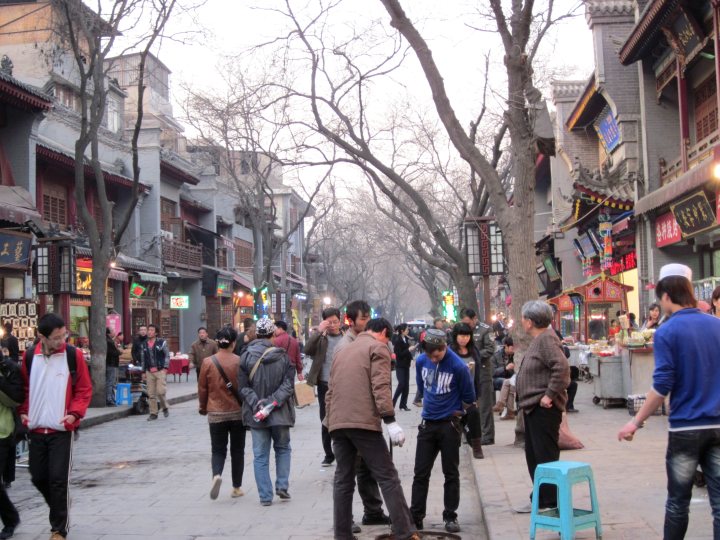 人们在中国西安的穆斯林区行走和站立。