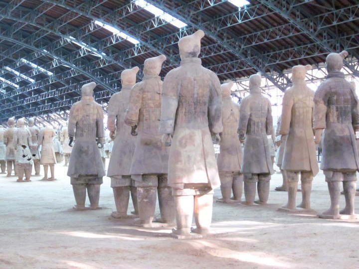 秦始皇兵马俑博物馆的士兵雕塑。
