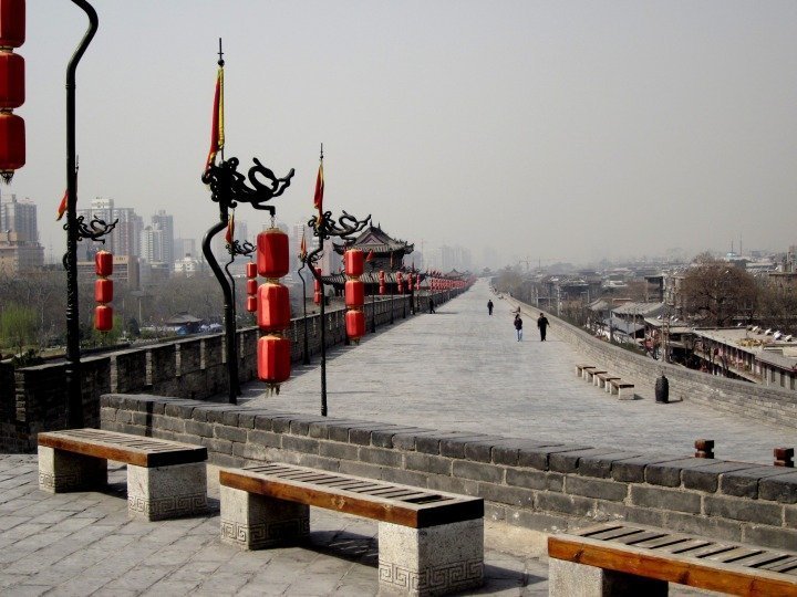 中国陕西省历史悠久的西安古城墙。