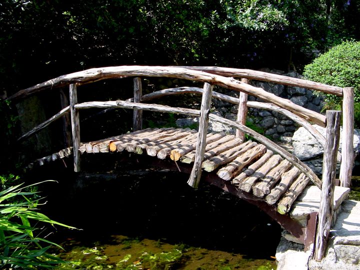 totsuu -kyo桥或“走过月亮的桥”，由Isamu Taniguchi设计-德克萨斯州奥斯汀市中心的Zilker植物园