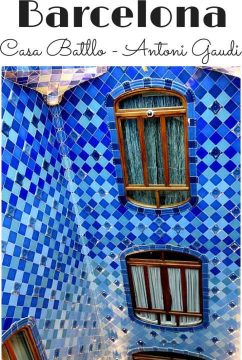 巴塞罗那Casa Batllo庭院的蓝色瓷砖和木框窗户