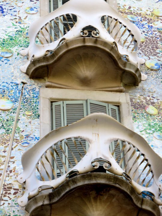 巴特洛之家的阳台栏杆和彩色的马赛克立面-加泰罗尼亚建筑师安东尼·高迪的独特设计