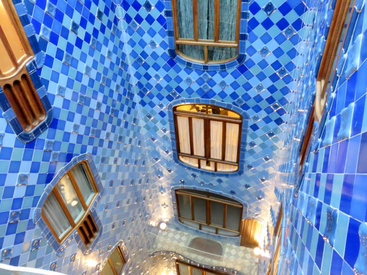 加泰罗尼亚建筑师安东尼·高迪(Antoni Gaudi)在1904年至1906年间为巴特洛家族(Batllo)翻新了这座房子——西班牙加泰罗尼亚巴塞罗那的格拉西亚社区