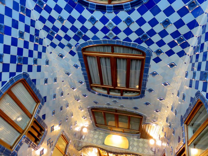 巴特罗之家的琉璃瓦是明亮的蓝色和白色，由安东尼·高迪在1904年至1906年间翻新